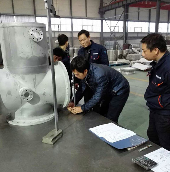 客戶對GIS殼體加工尺寸進行檢測。