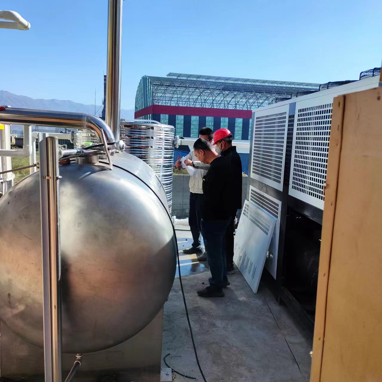 甘肅某環(huán)?？萍脊鞠?qū)拰毉h(huán)保公司定制超大容量溶劑回收機(jī)